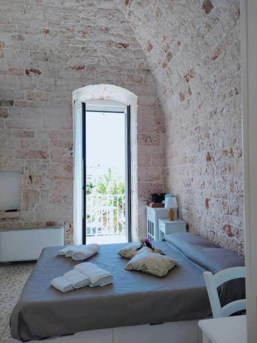 Camera con finestra ad arco